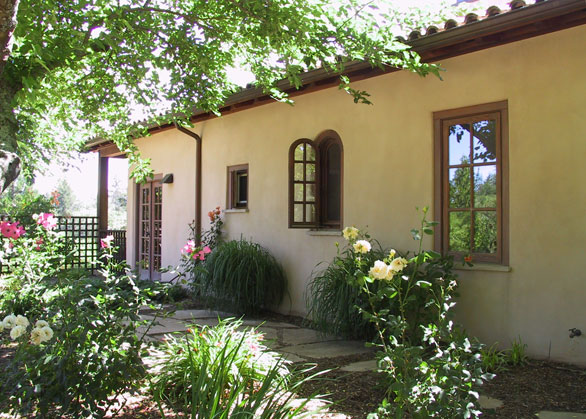 Dry Creek Residence, Courtyard, side yard
